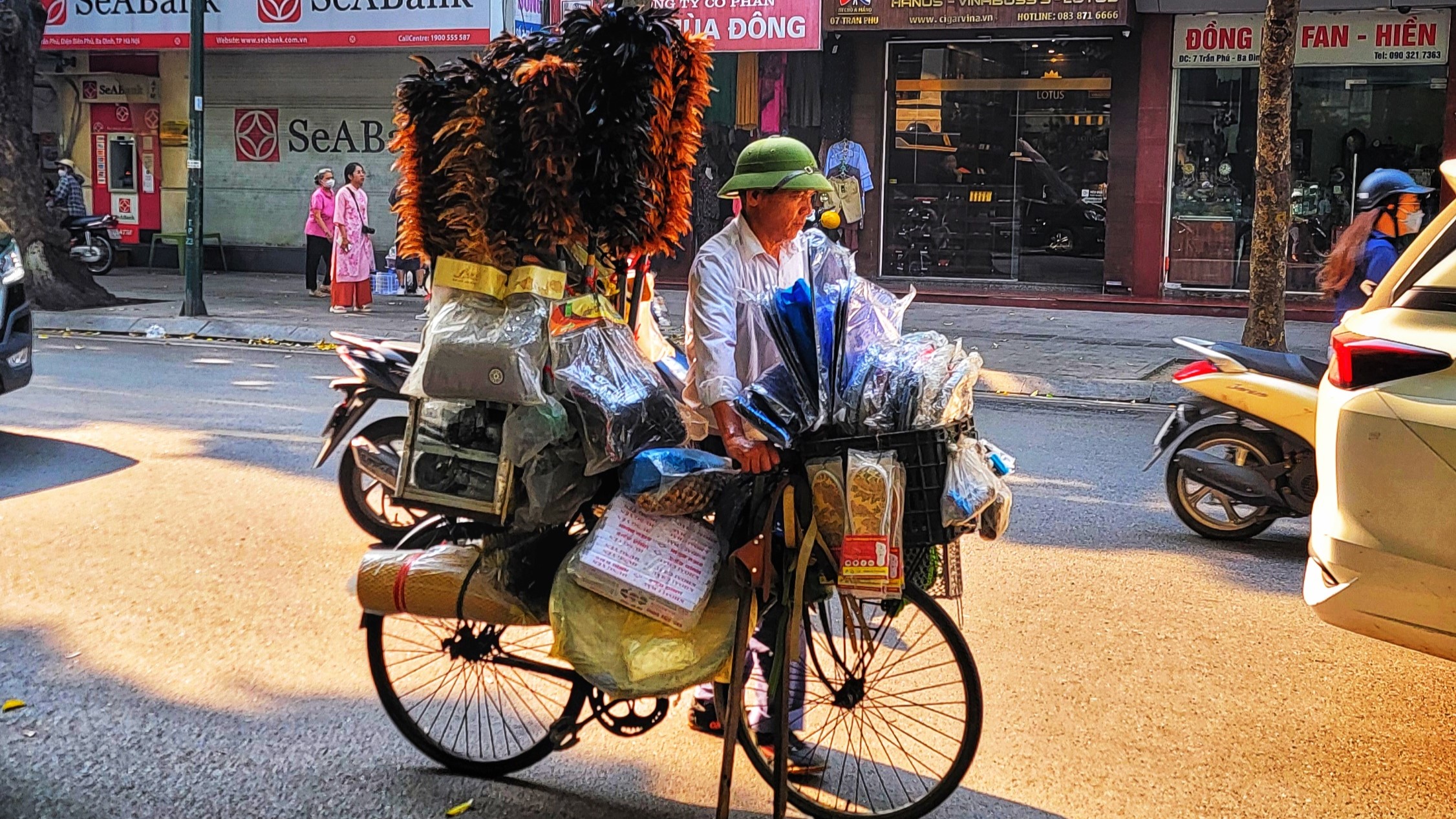 Hanoi-street-seller